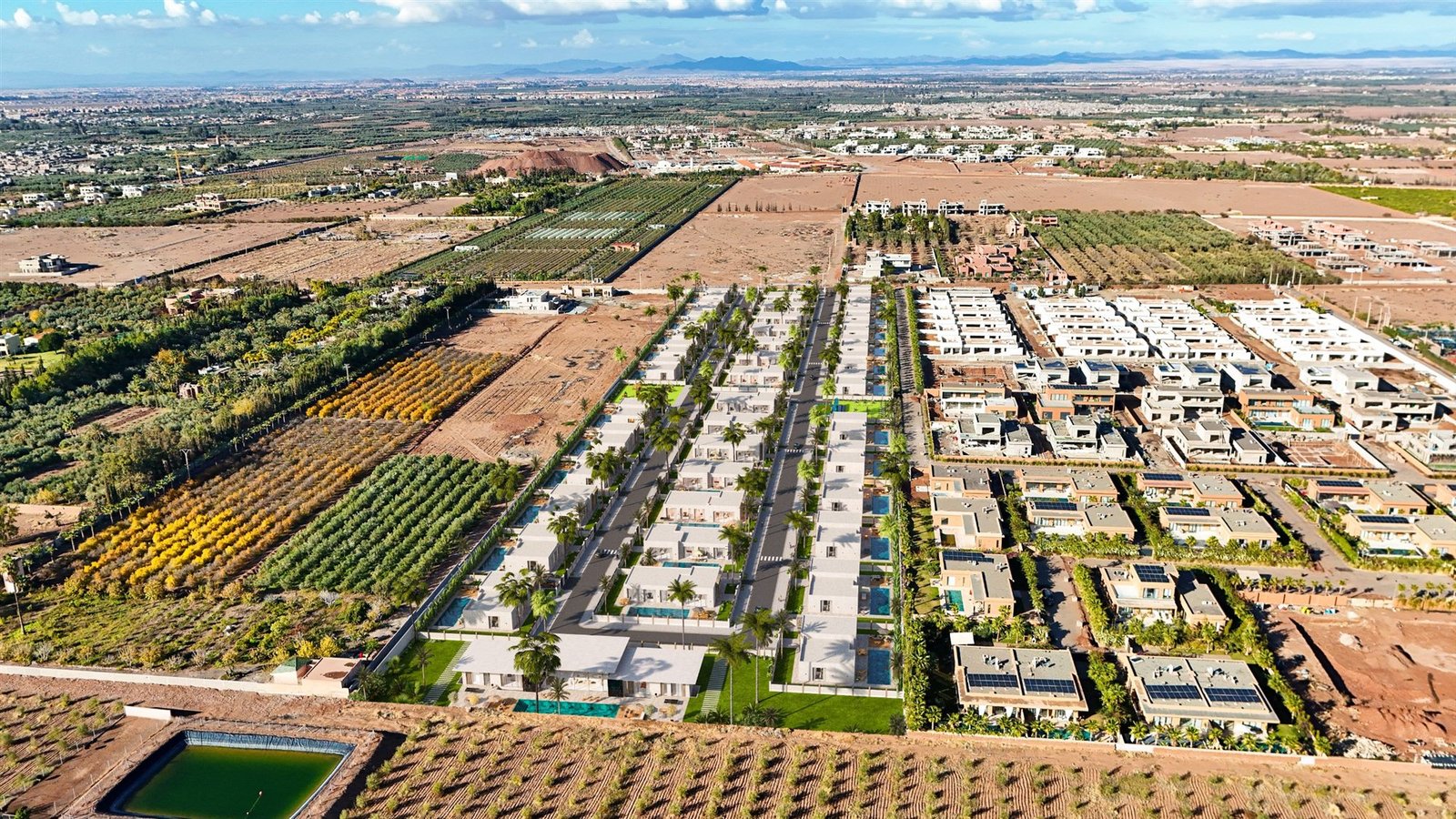 Vue aérienne du domaine JAD Signature, ses villas alignées et ses jardins, en bordure de palmeraie